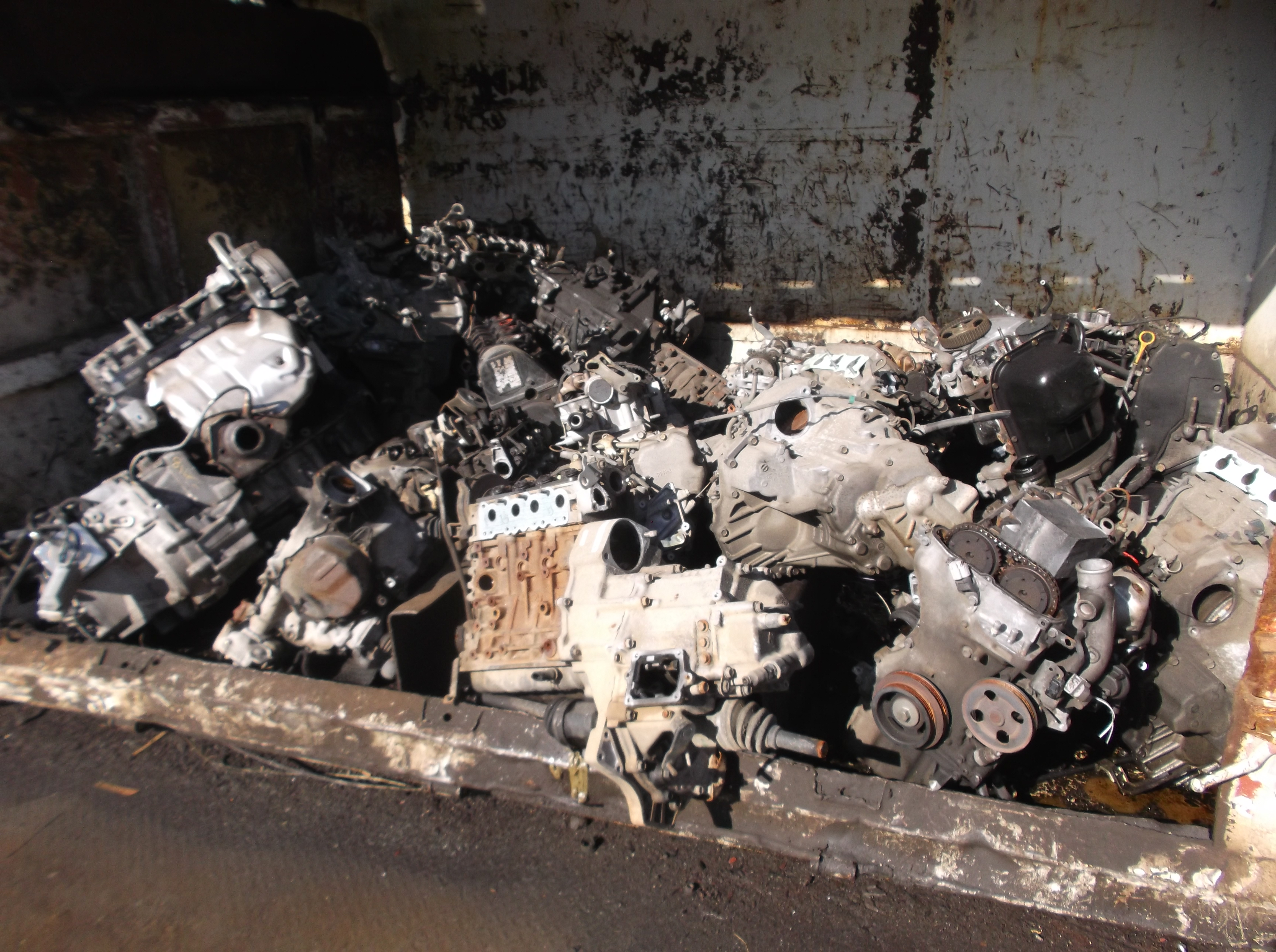 エンジンスクラップは専門業者へ